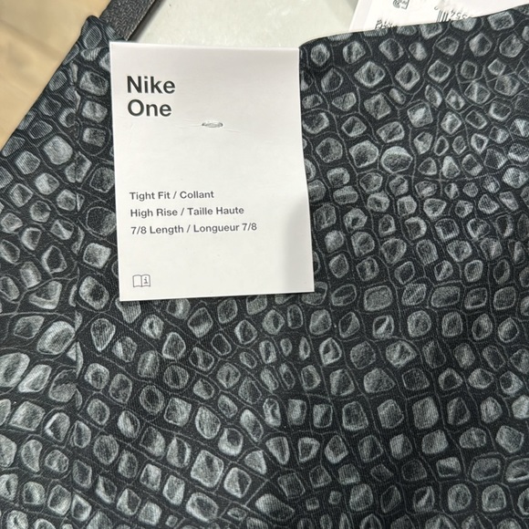 NWT Nike 7/8 pant - Picture 3 of 4